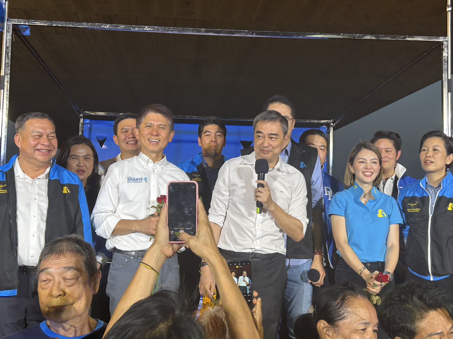 คนล้นพระราม8 แห่ต้อนรับ“อภิสิทธิ์”เชียร์ “ชนินทร์”ผนึกหาเสียงคึกคัก