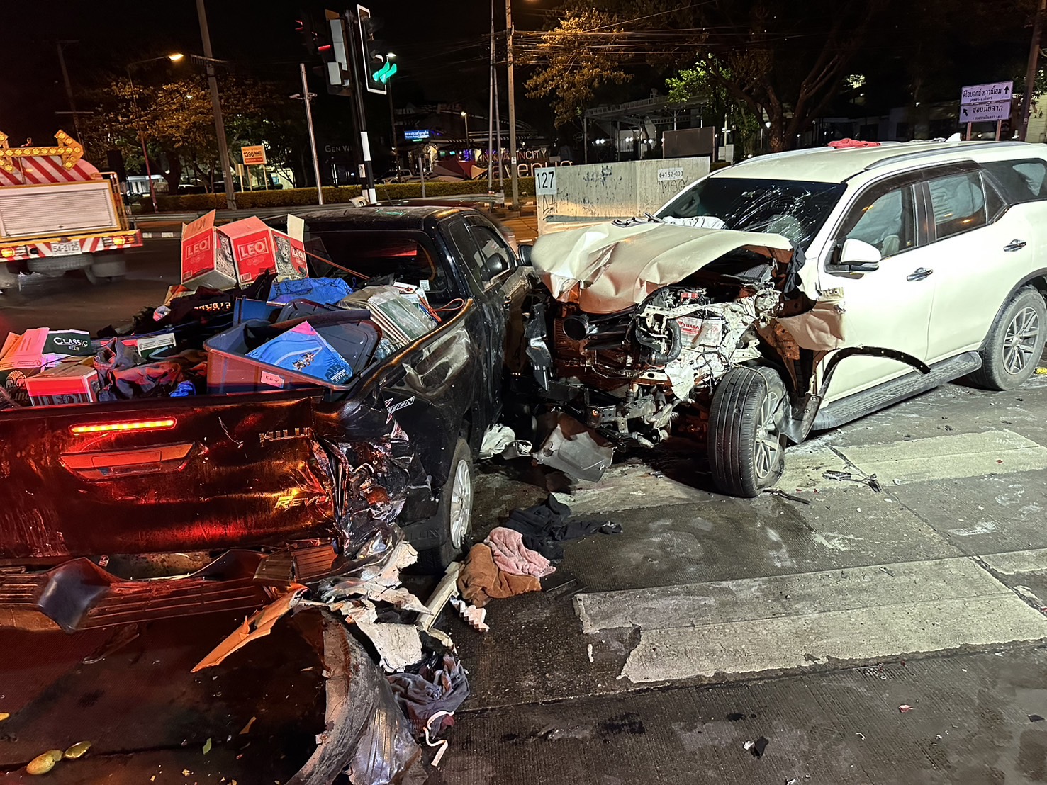 ชนกันสนั่นกลางแยกอวนิว ถนนเกษตร-นวมินทร์ บาดเจ็บ 4 ราย รถเสียหายหนัก