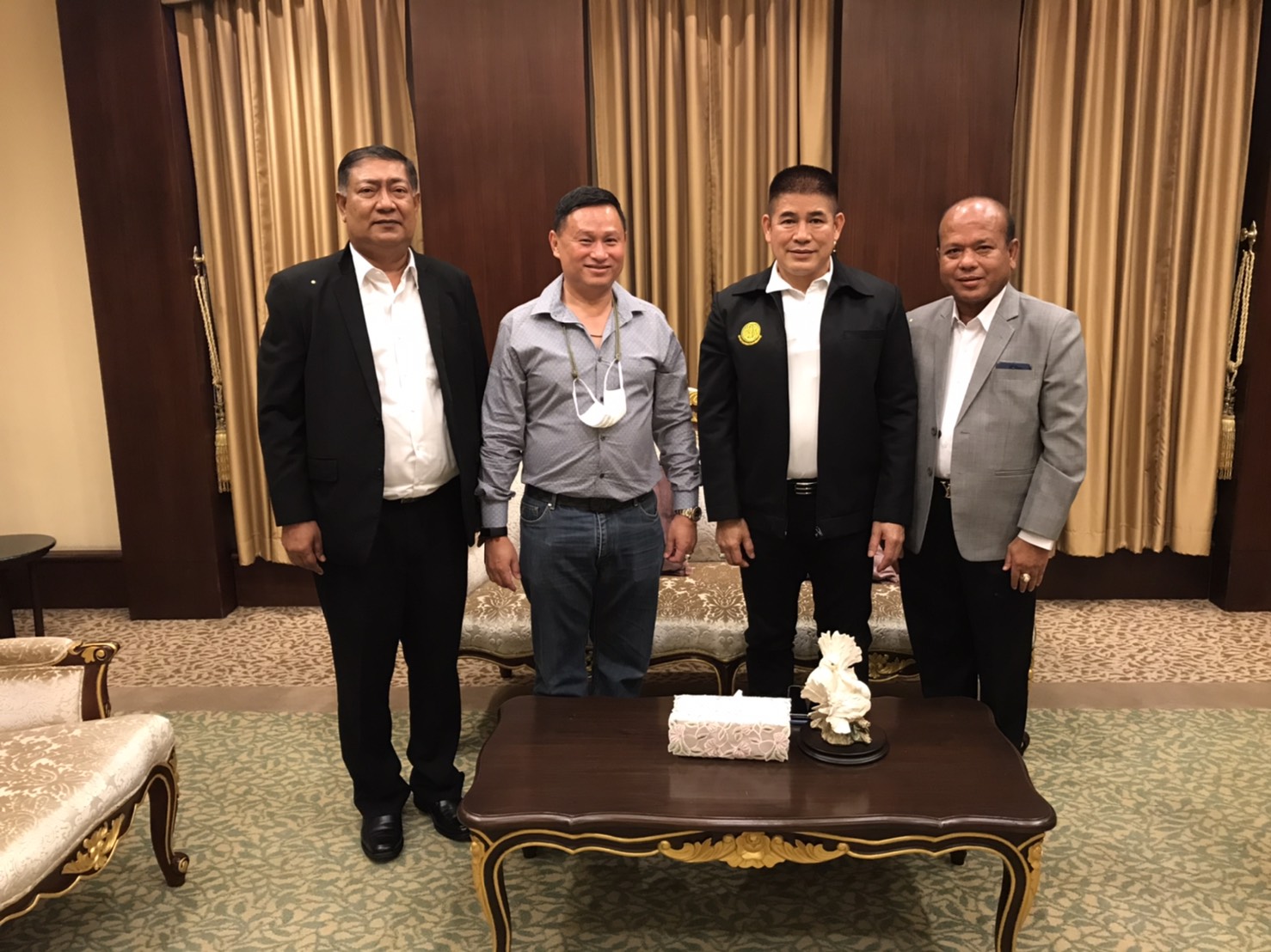 แลกเปลี่ยนความคิดเห็นทางการเมือง