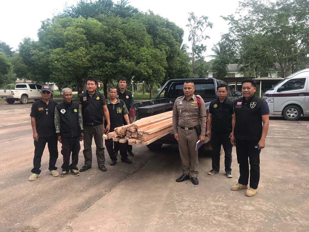 นายอำเภอโพธิ์ตาก นำเจ้าหน้าที่ป่าไม้ ตำรวจ สภ.โพธิ์ตาก ตรวจยึดไม้แปรรูปที่ลักลอบตัดบริเวณลำห้วยกาหม