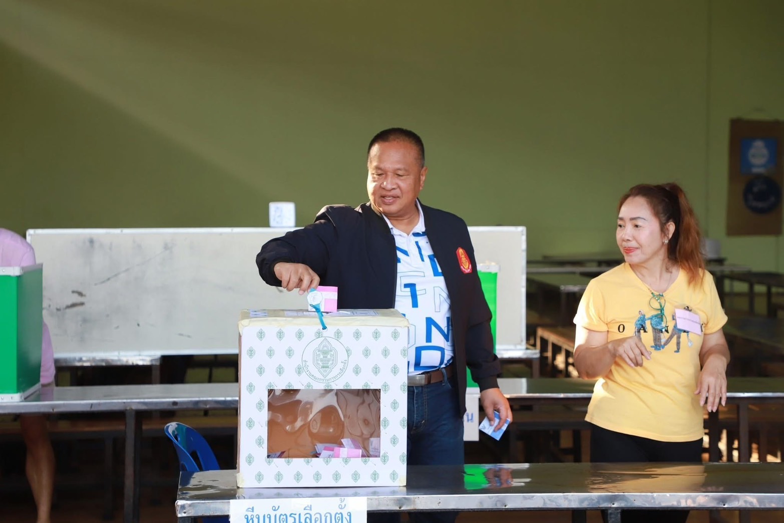 รองประธานวุฒิสภาคนที่ 1 ร่วมลงคะแนนเสียงเลือกนายกฯ และสมาชิกสภาองค์การบริหารส่วนจังหวัดสุราษฎร์ธานี 