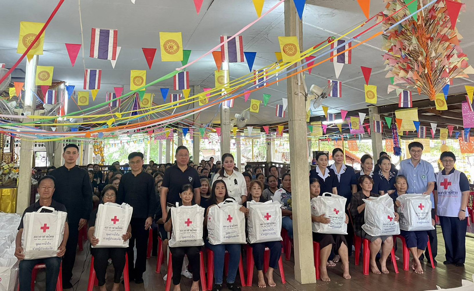 ธารน้ำใจ! กาชาด-อบจ.ตาก รวมใจช่วยผู้ประสบอุทกภัยแม่สลิด แจกถุงยังชีพกว่า 600 ชุด 