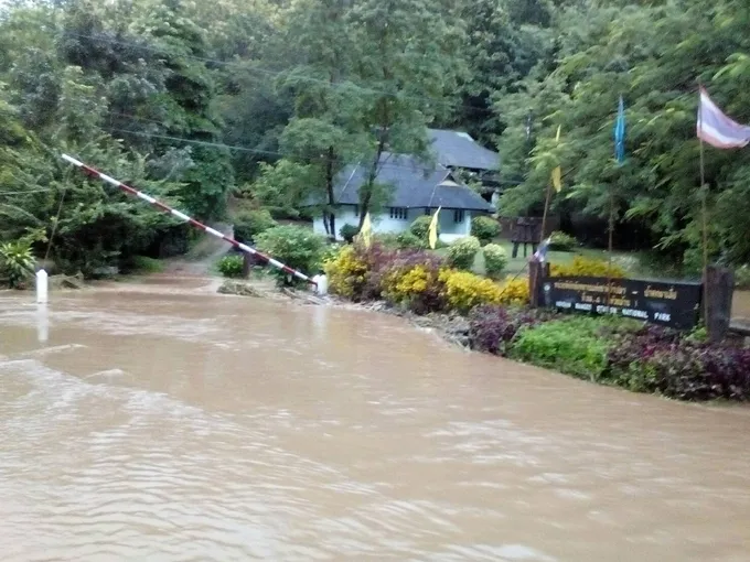 ฝนถล่มหนัก ส่งผลให้เกิดน้ำป่าไหลเข้าท่วมหน่วยป้องกันรักษาป่าที่ 15 น้ำของ