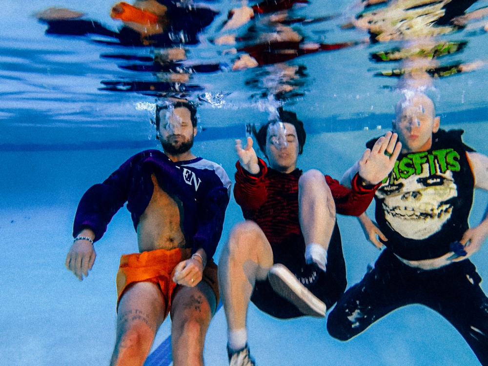 “never mind, let’s break up” เศร้าจนน้ำตาไหล! อีกหนึ่งเพลงโดนใจคนอกหัก จาก “LANY”