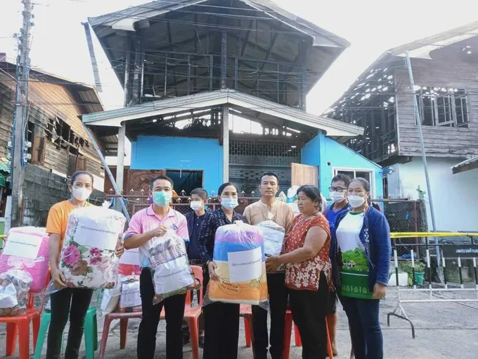 นอภ.ทรายมูลมอบสิ่งของบรรเทาความเดือดร้อนครอบครัวที่เกิดเหตุอัคคีภัย 