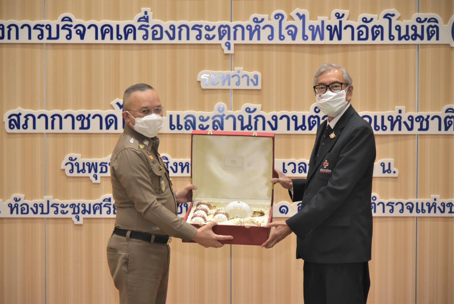 ตร.ลงนามกับสภากาชาดไทยจัดซื้อเครื่องกระตุกหัวใจไฟฟ้าอัตโนมัติ (AED) สนับสนุนภารกิจ ตร.