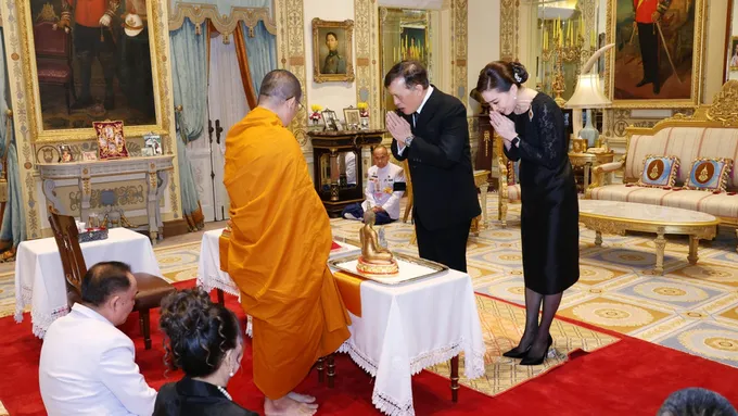 “ในหลวง-พระราชินี” พระราชทานพระบรมราชวโรกาสให้ เจ้าอาวาสวัดอินทรวิหาร คณะบุคคลต่าง ๆ  เฝ้าทูลละอองธุลีพระบาท