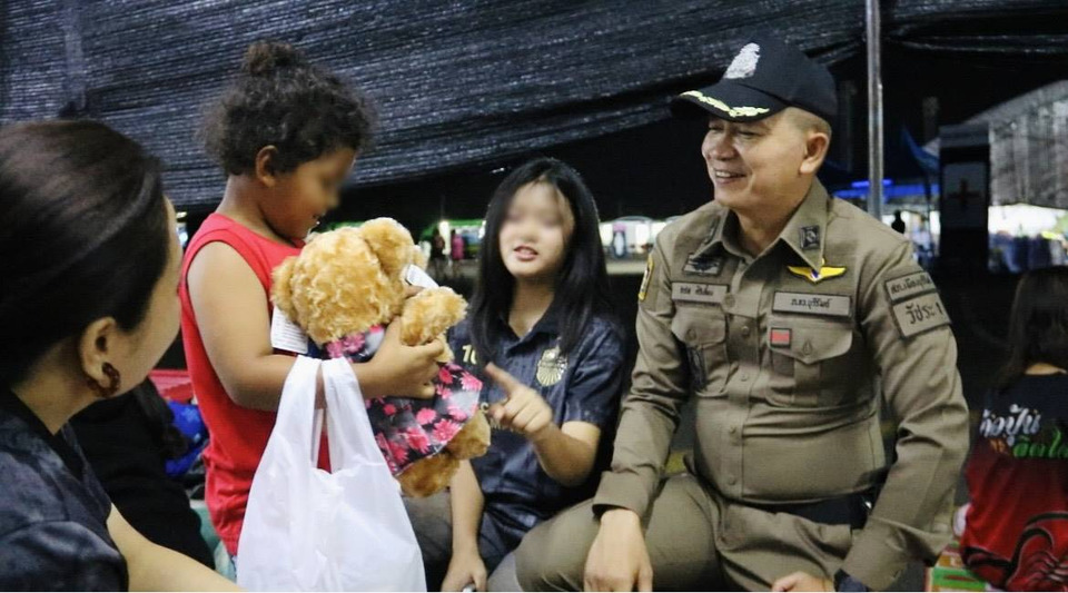 เด็กศูนย์อพยพยิ้มแก้มปริ! ผกก.เมืองบุรีรัมย์หาตุ๊กตาหมีให้ตามฝัน หลังหงอยมาหลายวัน
