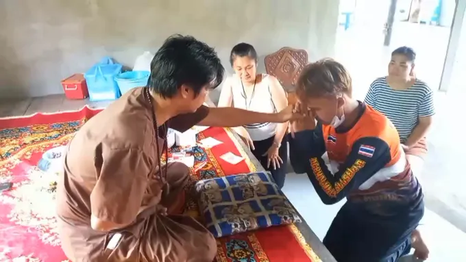 'หมอดูเทวดา'เปิดสำนักสัมผัสจิต ชาวบ้านแห่จองร่วม 100 คิวต่อวัน