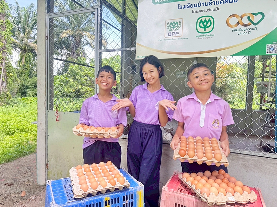 พาชมเบื้องหลัง ‘ไข่ไก่สด’ ที่เด็กๆ โรงเรียนบ้านร้านตัดผม เลี้ยงกันเอง