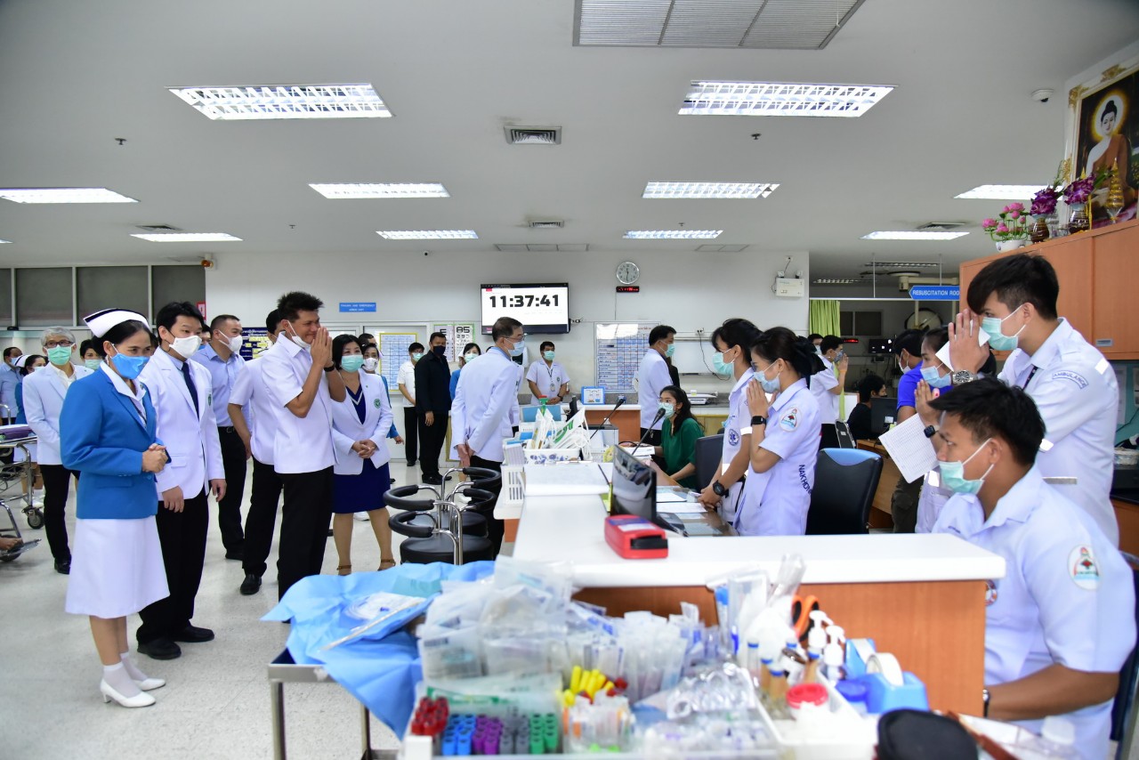 รมช.สาธารณสุข ตรวจเยี่ยมการพัฒนาระบบบริการด้านสาธารณ รพ.นครปฐม และพบปะอสม.
