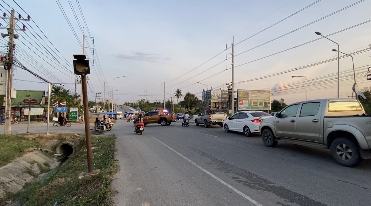 ชนสนั่นกลางสี่แยกวัดใจชาวบ้านเผยเหตุไม่มีไฟแดงเกิดอุบัติเหตุบ่อย 