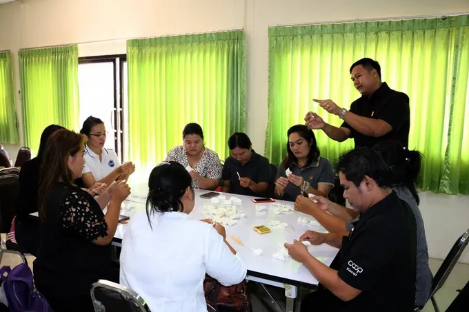 ขบวนการสหกรณ์โคราช ร่วมร้อยดวงใจ ทำดอกไม้จันทน์เพื่อพ่อ