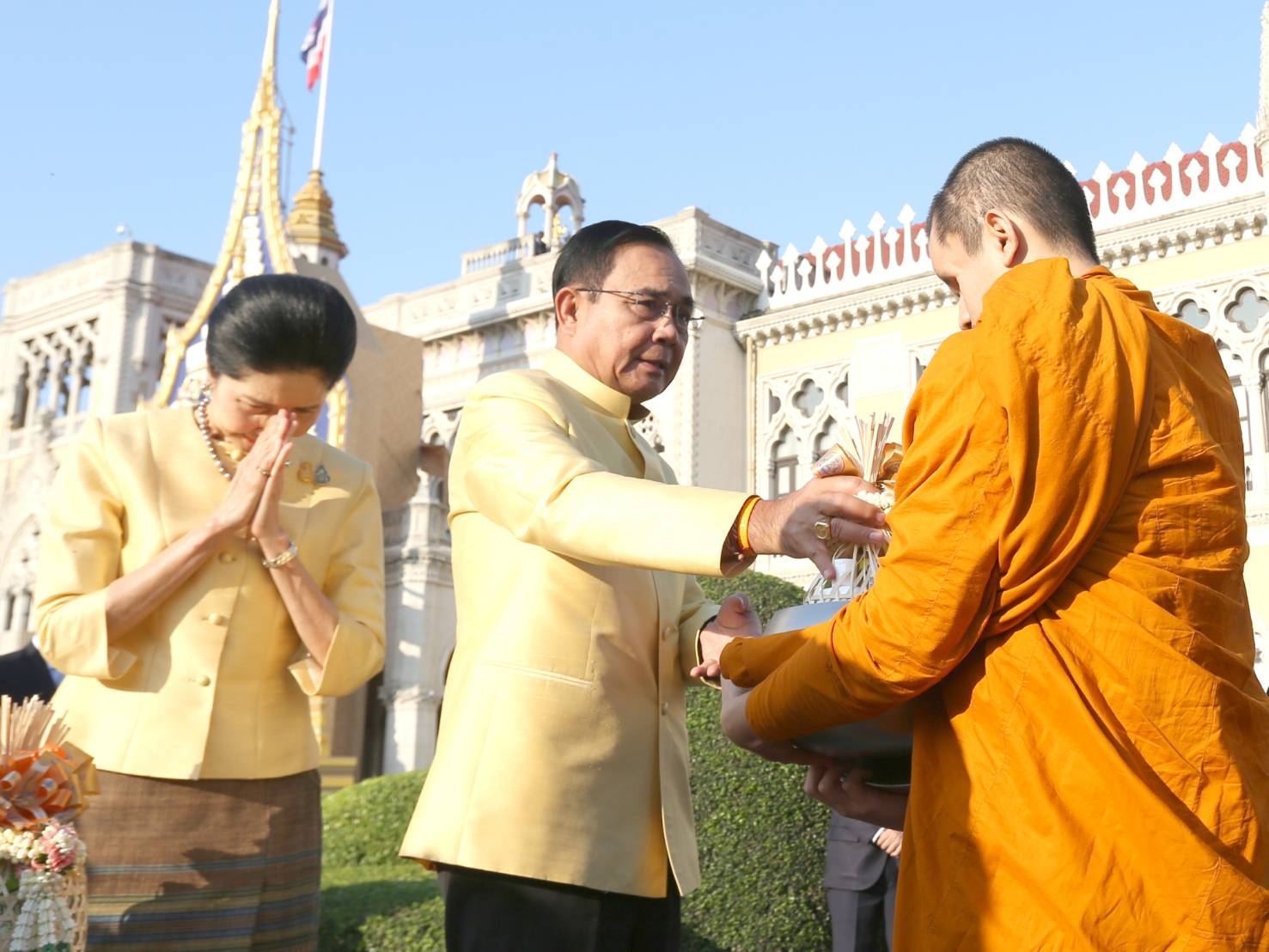 นายกฯ นำครม. ทำบุญตักบาตร ปี 2563 จับตาปีชง 'บิ๊กตู่'