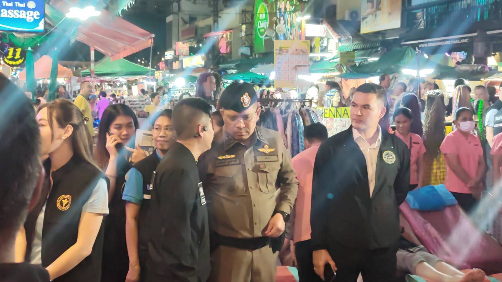  สธ.นำทีมร่วม ตร.บชน. บุกข้าวสาร ตรวจเข้มสุขอนามัยสถานบริการปลอดภัยถูกกฎหมาย