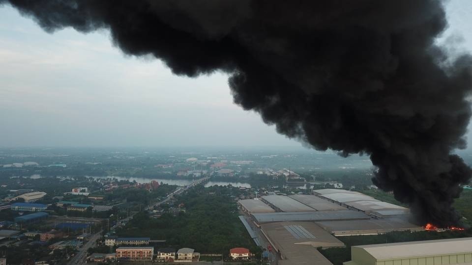 "มหาชัย" ไฟไหม้ใหญ่เผาโกดังคลังสินค้า ย่าน ต.บ้านเกาะ เสียหายกว่า 10 ล้าน