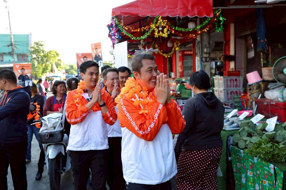 “พริษฐ์” ลุยตลาดเช้าลาดกระบัง หนุน “ชุมพล หลักคำ” ชูเพิ่มแต้มต่อ SME–สวัสดิการทุกวัย