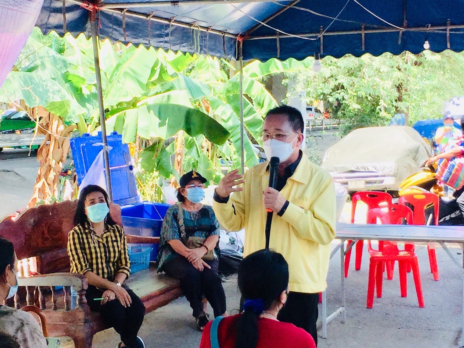 สถาบันพัฒนาองค์กรชุมชนลงพื้นมอบงบช่วยเหลือที่พักชั่วคราวกรณีไฟใหม้ชุมชนหลังวัดสารอด