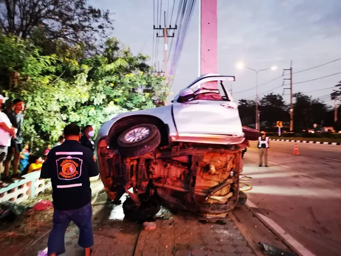 สุพรรณบุรี หนุ่มใหญ่วัย 45 ปี ขับกะบะเสียหลักชนเสาไฟพังยับ ตายคาที่ 