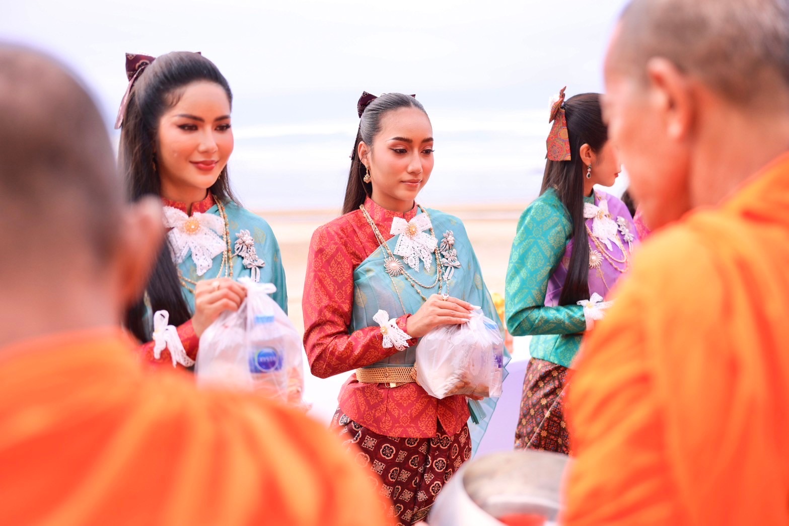 MUT2024  ถือฤกษ์ดีก่อนกลับกรุง นุ่งผ้าไทยลายอย่างตักบาตรริมหาดสวนสน 