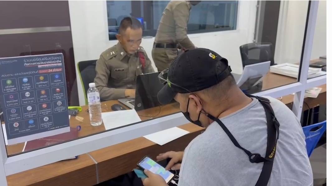 แก๊งเงินกู้พัทยา เหิมเกริมฉุนนักข่าว ห้ามโปรยนามบัตร คว้าหินไล่ทุบ