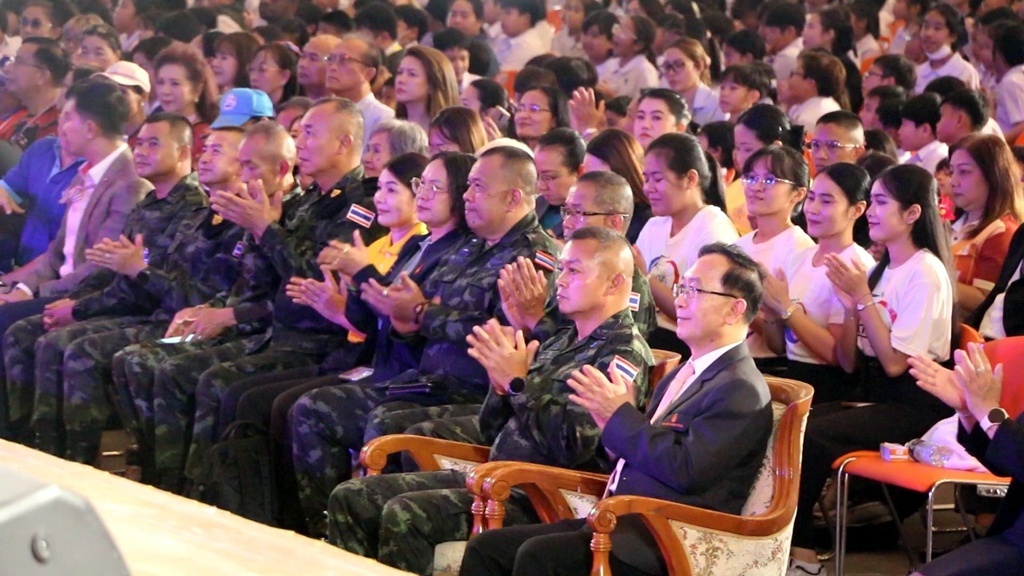 แม่ทัพฟีเวอร์!! เยาวชนขอนแก่น 5,000 คน ร่วมฟัง “บิ๊กกุ้ง” ชี้ทหารกัมพูชาถอยเพราะรุกล้ำไทย