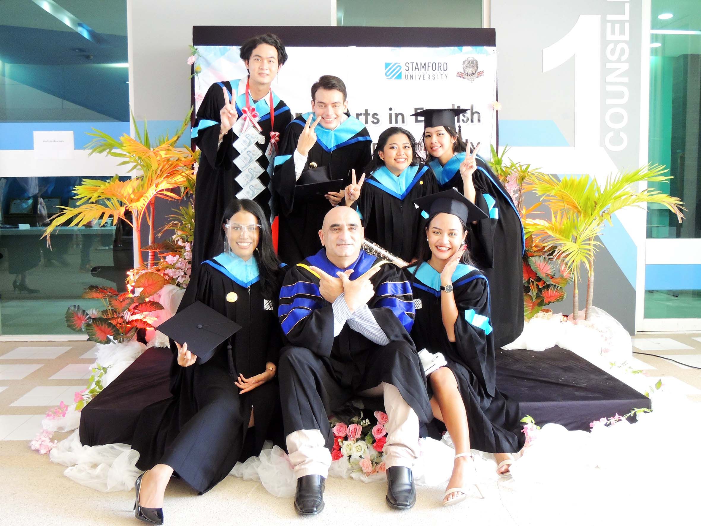  นักศึกษา ม.แสตมฟอร์ด เฮ โยนหมวกฉลองจบรับปริญญา