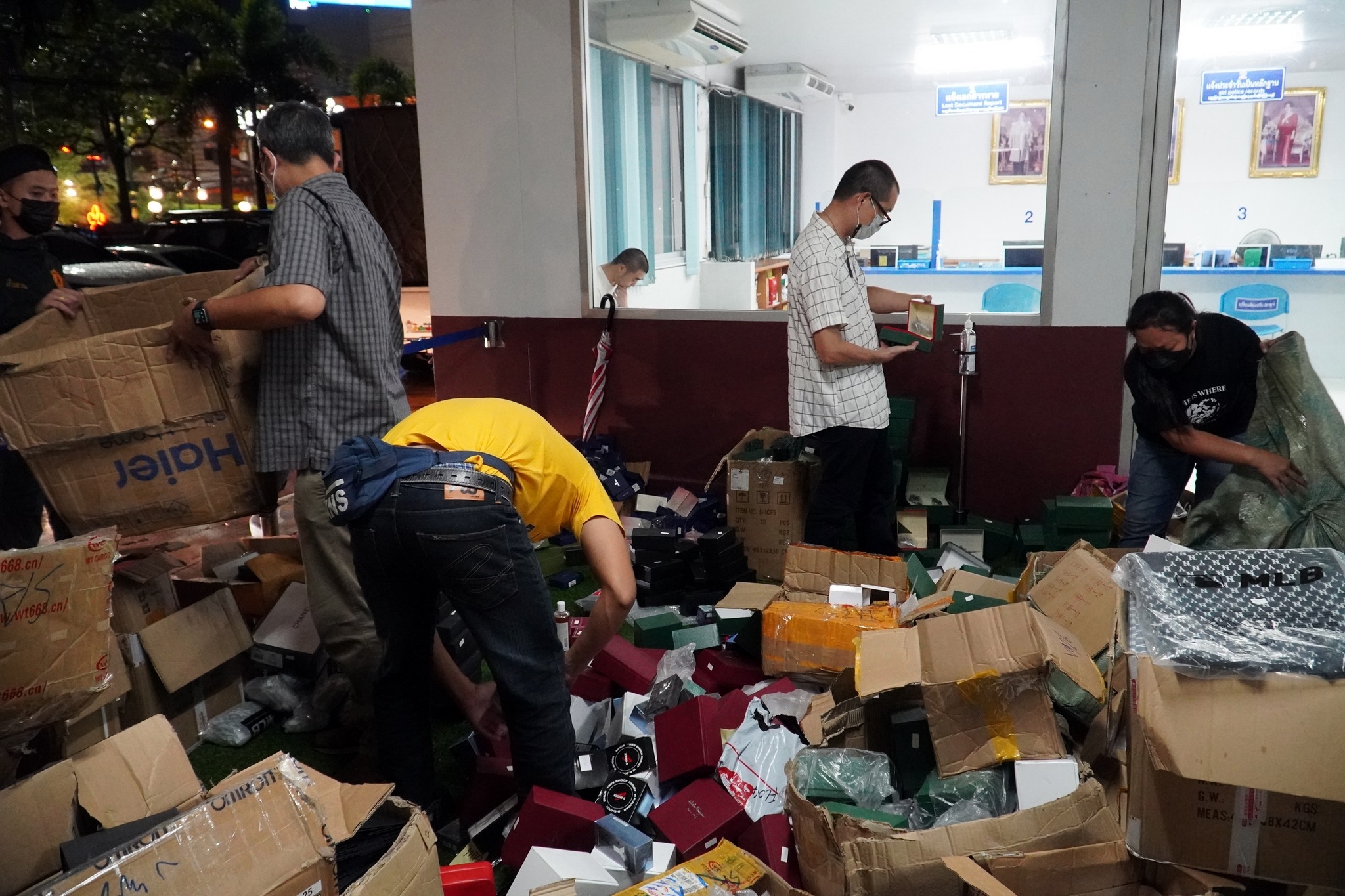 บริษัทพัดลมชื่อดัง นำตร.ลุยสมุทรสาคร "จับคลังเก็บพัดลม ปลอมเครื่องหมายการค้า" ของกลางเพียบ