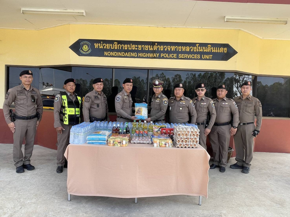 "ผบช.ก."ส่งมอบสิ่งของบำรุงขวัญ "ตำรวจทางหลวง" พื้นที่ปะทะชายแดน