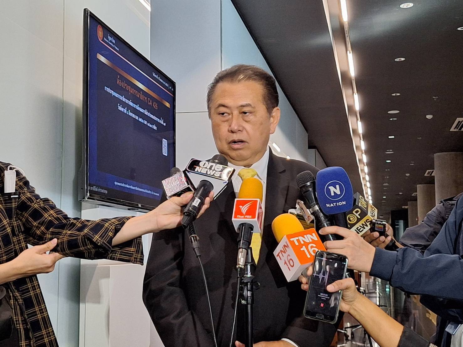 "เสรี" รอดูท่าทีจัดตั้งรัฐบาลรวมพรรคใดบ้าง ไม่เชื่อ "เพื่อไทย" เสนอ "เศรษฐา" ชิงนายกฯ ยัน สว.ไม่ใช่อุปสรรค ชี้นักการเมืองทำพังเอง