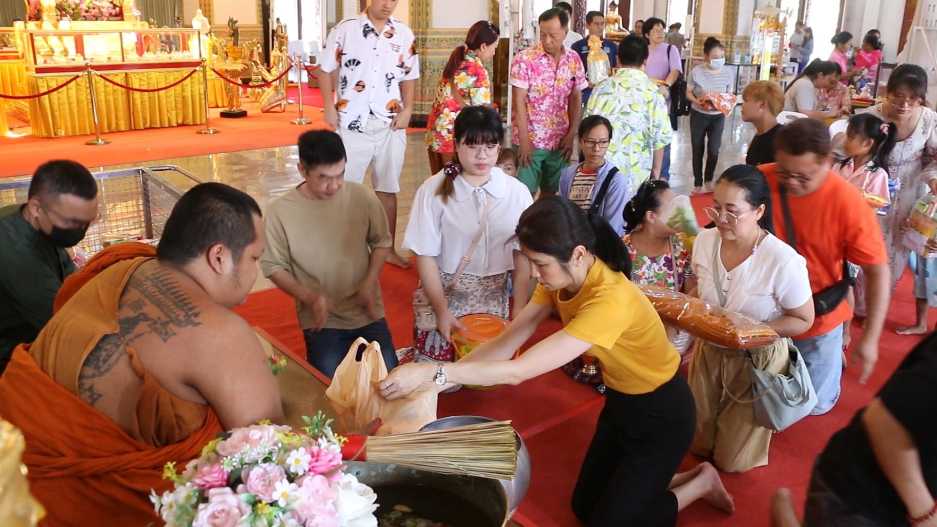 นักท่องเที่ยวไทย-เทศ แห่ทำบุญที่วัดหนองแวง พระอารามหลวง เสริมความเป็นสิริมงคล