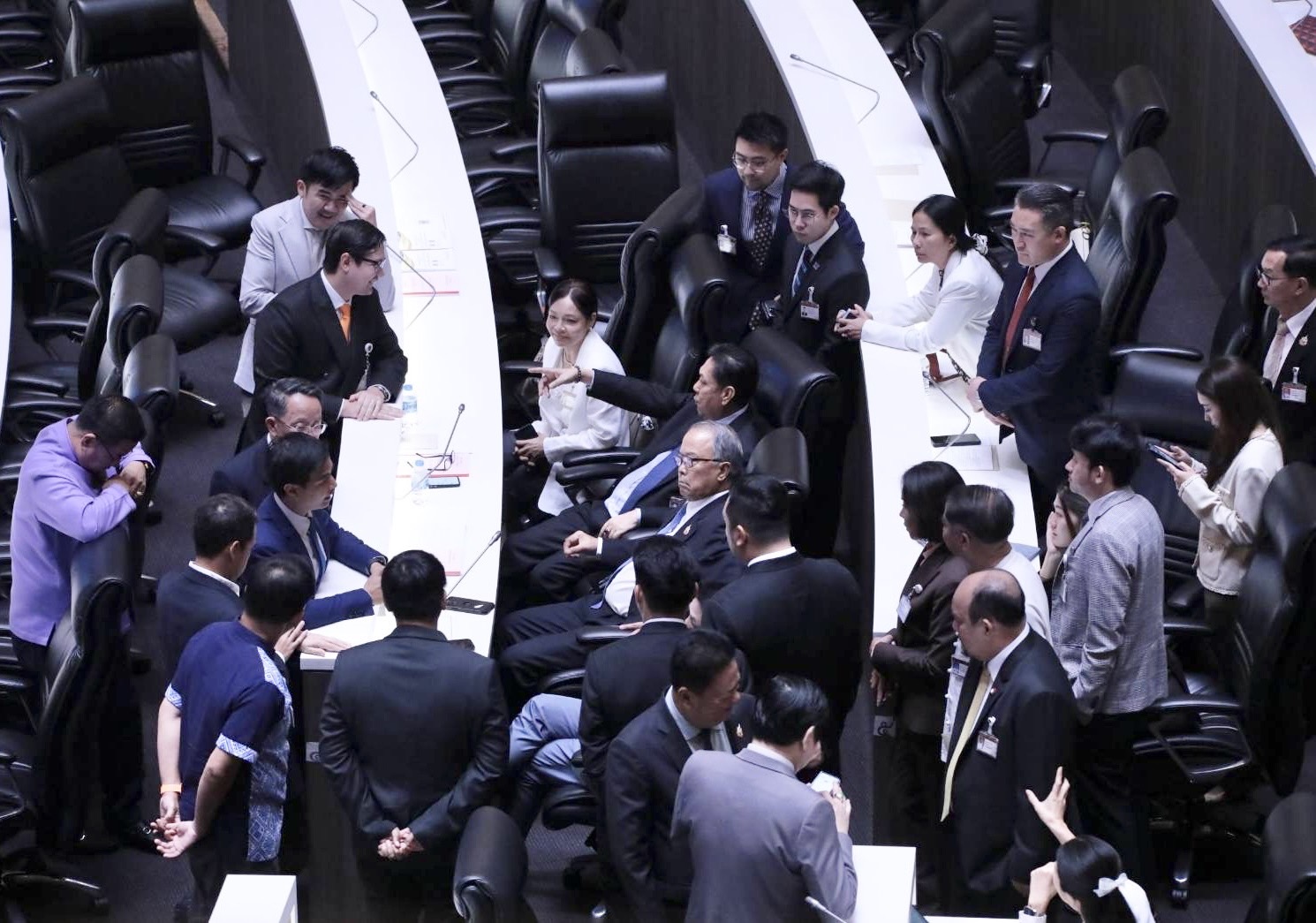 ล่มซ้ำสอง! ถกแก้รธน.เหลว องค์ประชุมไม่ครบ "เพื่อไทย" ปะทะ "ปชน." สุดป่วน