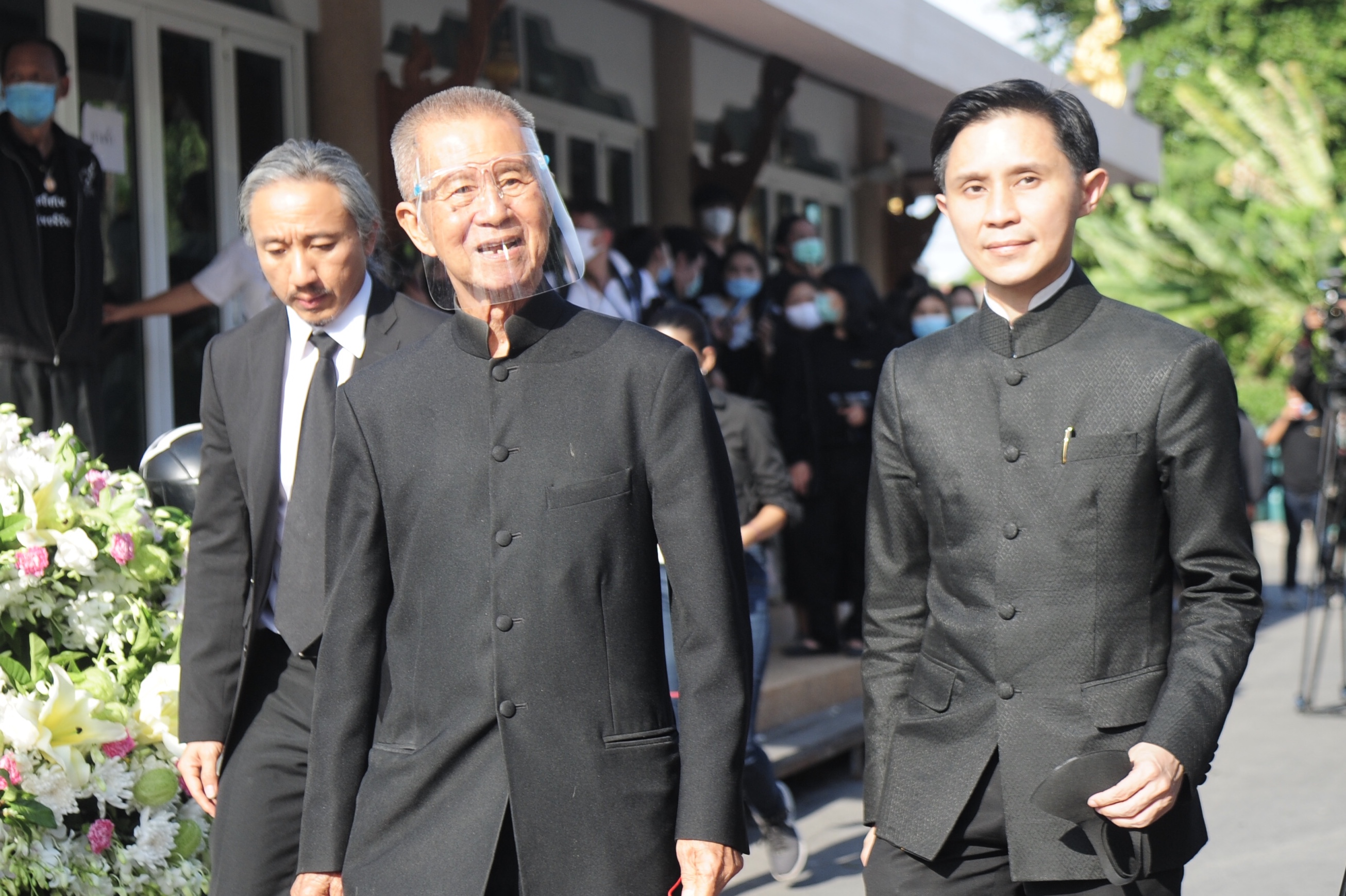"สนธิ-มหาจำลอง"รดน้ำศพ "ตั้ว ศรัณยู" ร่วมไว้อาลัย