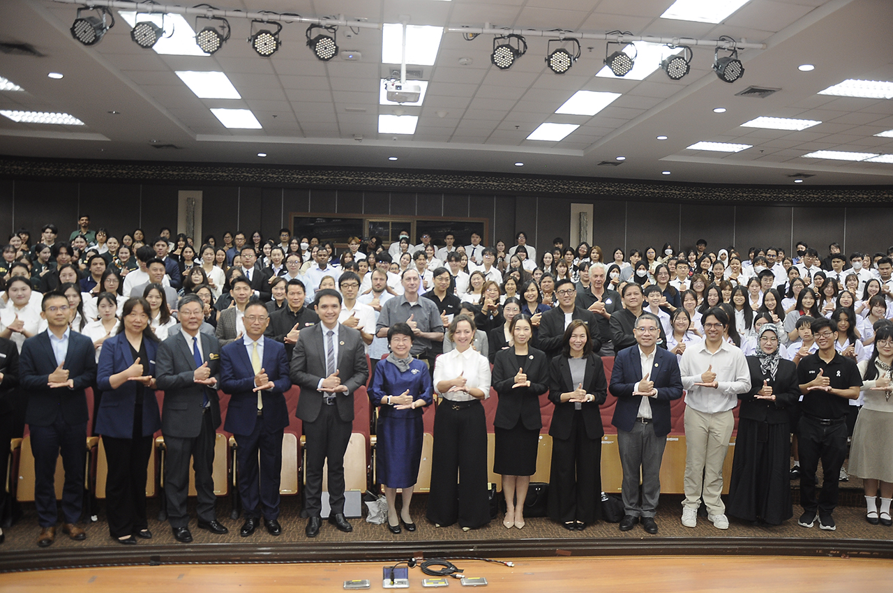 กระหึ่มเวทีโลก! ‘นิด้า’ กวาดเรียบ ชนะเลิศ-รองอันดับ 1 โต้วาทีนานาชาติ ล้มมหาลัยยักษ์ใหญ่จากจีน