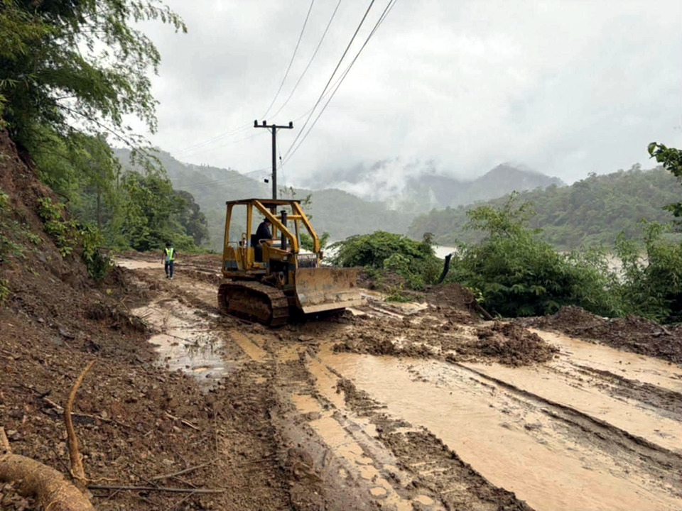 แขวงทางหลวงชนบทแม่ฮ่องสอน เร่งซ่อมถนน มส.3004 หลังฝนถล่ม-ดินสไลด์