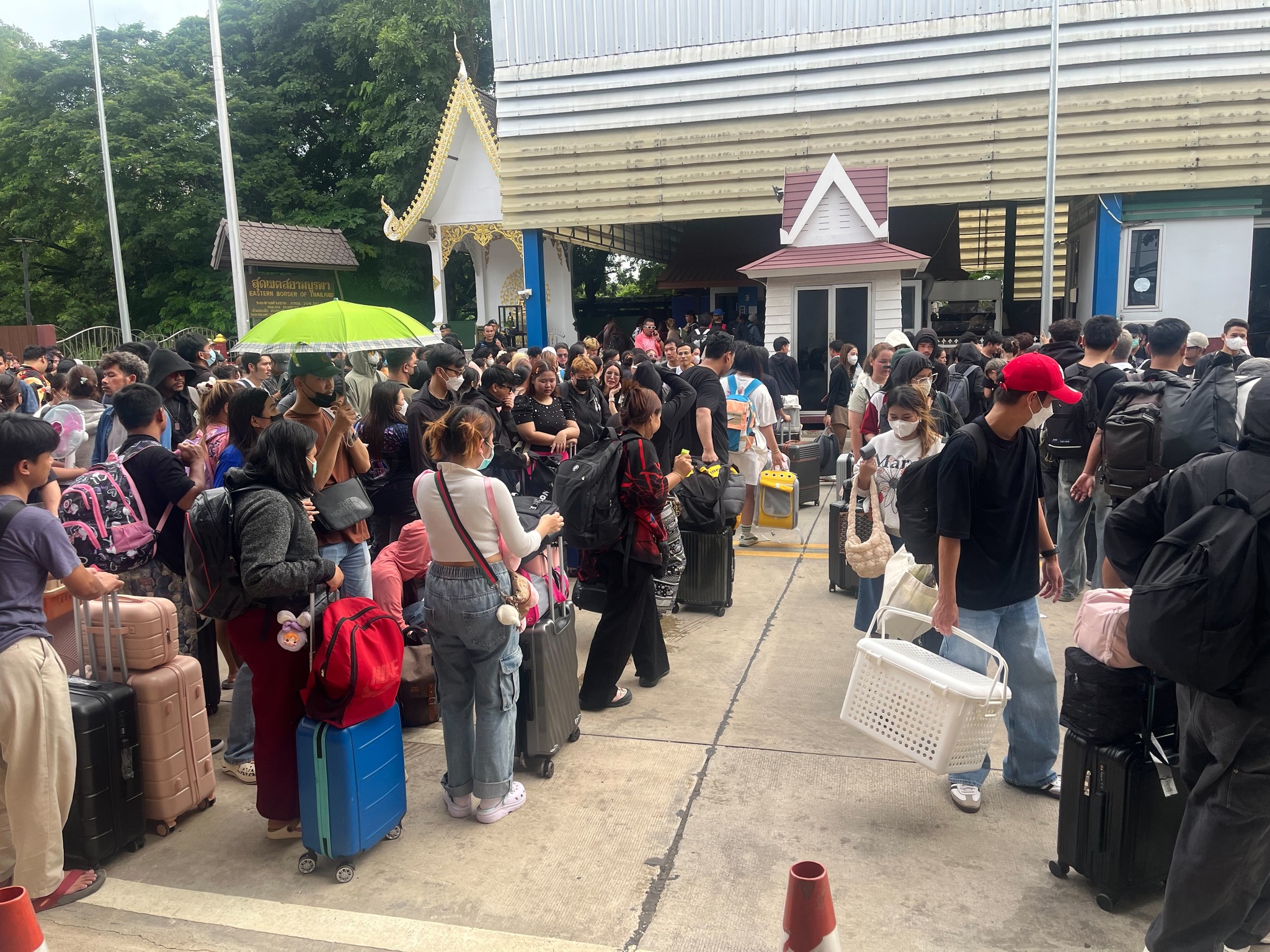 พนักงานคาสิโนในปอยเปต กว่า 3 พันคน เดินทางข้ามแดนที่บ้านคลองลึก หลังฝั่งกัมพูชาเปิดให้ออกมาเป็นล็อตสุดท้ายของวันนี้