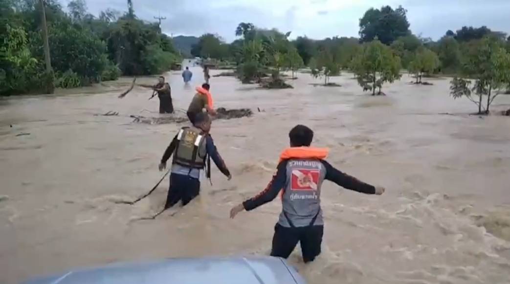 ฝนถล่ม! ระยองติดต่อกันหลายชั่วโมง น้ำป่าไหลท่วมสวนผลไม้-บ้านเรือน ปชช. ขนของหนีกันจ้าละหวั่น
