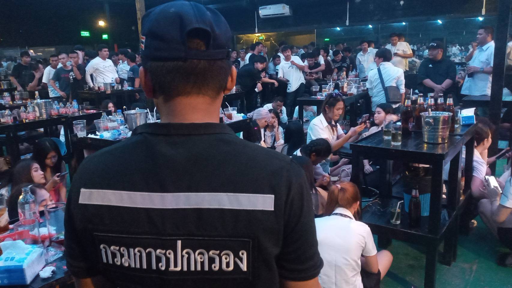 บุกจับผับมั่วสุมยาเสพติดกลางเมืองระยองพบฉี่ม่วงเพียบ