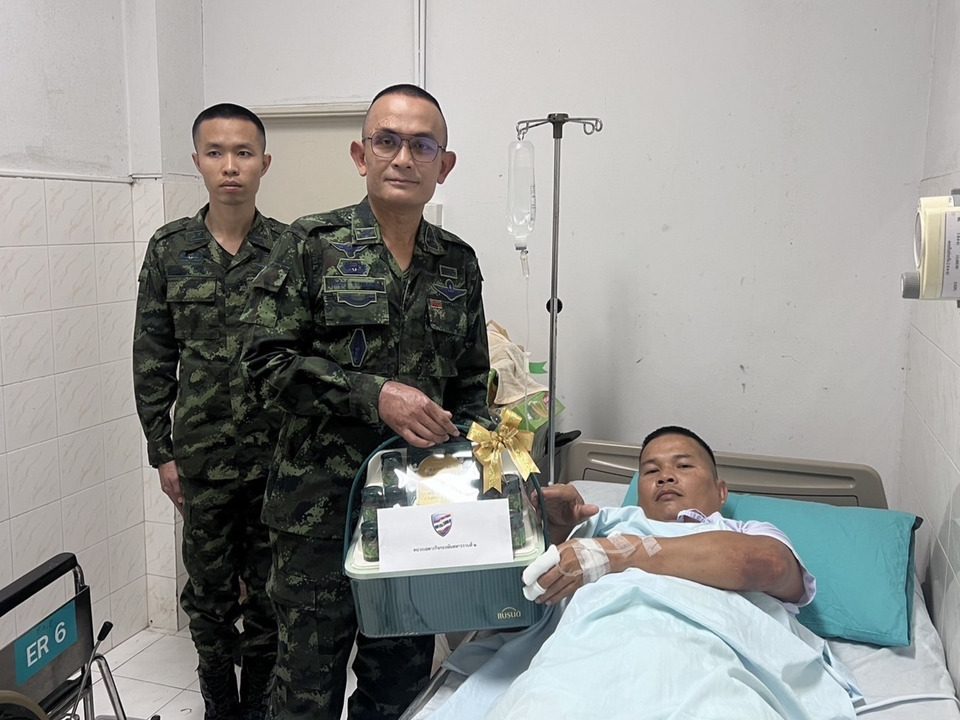 “ผบ.ทบ.” ห่วงใยทหารบาดเจ็บจากไฟฟ้าช็อตขณะฟื้นฟู รพ.สต.ปัตตานี กำชับดูแลอาการใกล้ชิดและเน้นความปลอดภัยสูงสุด