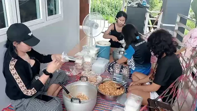 ชาวบ้านและเด็กๆ รวมตัวกันทำข้าวกล่องไปช่วยเหลือผู้ประสบภัยจากเหตุการณ์ปะทะระหว่างไทย-กัมพูชา
