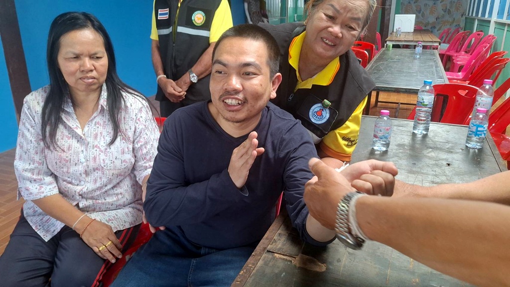 ผูกแขนรับขวัญ "สุรศักดิ์" หนุ่มบ้านดุงแรงงานถูกปล่อยตัวสู่บ้านเกิด