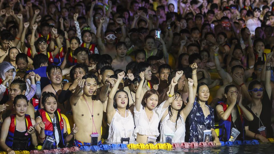 “จีน” จัดคอนเสิร์ตกลางแจ้งกระหึ่ม “อู่ฮั่น” ไม่หวั่น “โควิด”