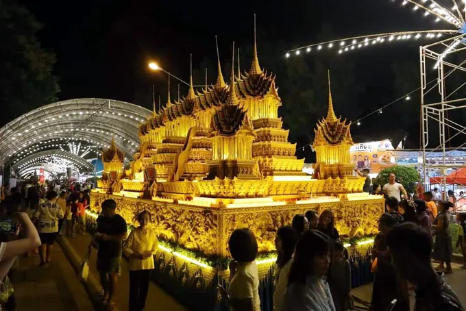 ชาวสกลนคร ชวนเที่ยวงานประเพณีแห่ปราสาทผึ้ง งานบุญยิ่งใหญ่