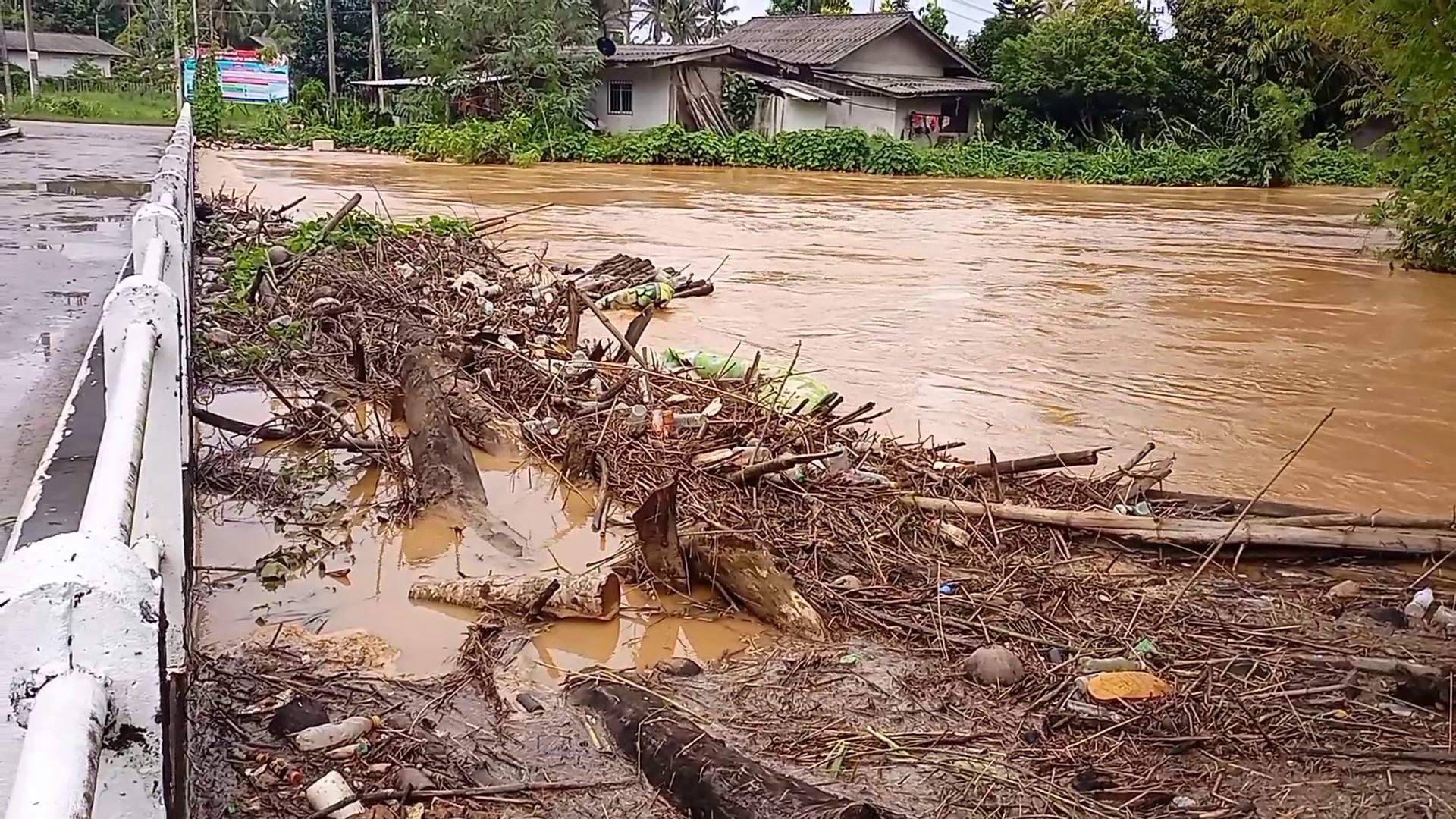 พายุ “ตาลิม”แผลงฤทธิ์ทำชุมพรถนนขาดคลองน้ำเอ่อล้นท่วมบ้านเรือนปชช.