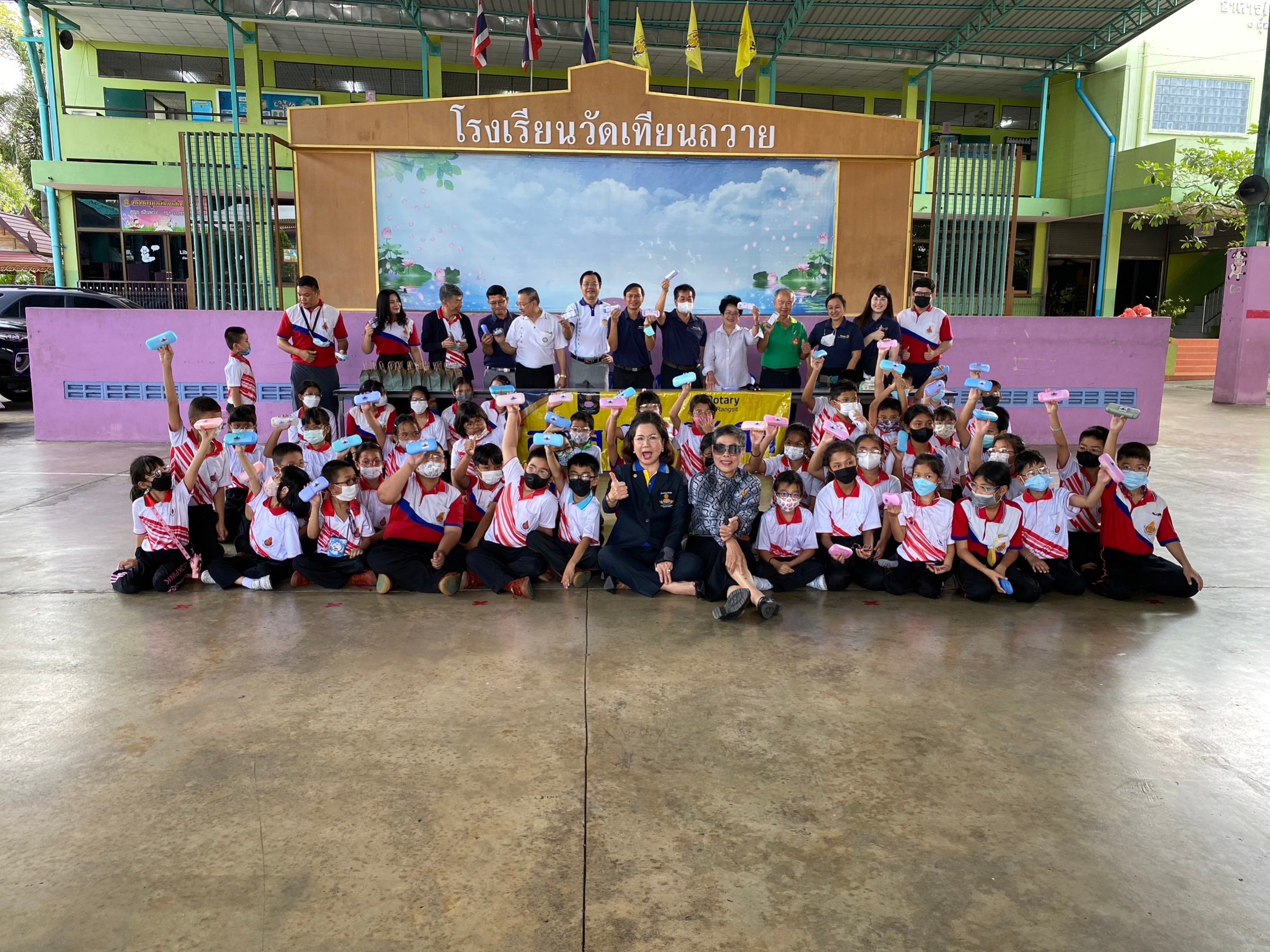 โรตารีรังสิตมอบแว่นสายตาให้แก่เด็กด้อยโอกาส 2 โรงเรียน  