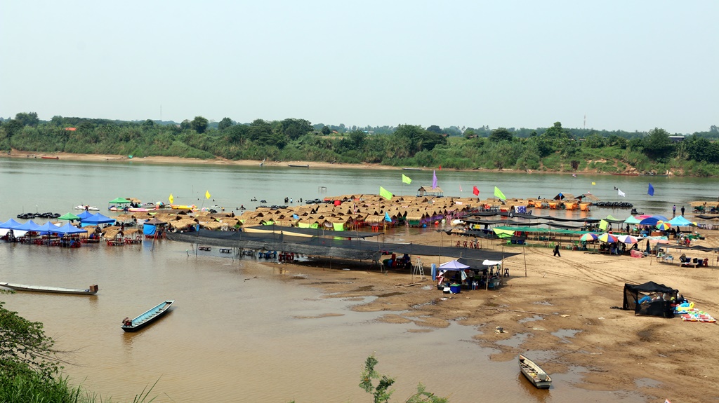อบต.โพนสา เปิดหาดทรายท่ามะเฟืองเล่นน้ำคลายร้อน ชมทัศนียภาพเก่าะกลางน้ำโขง