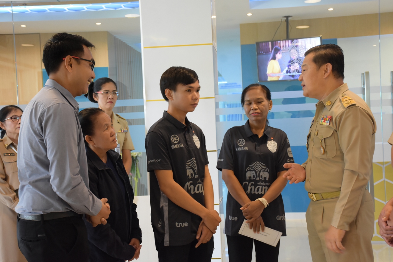 รองพ่อเมืองบุรีรัมย์ มอบเงินเยียวยาครอบครัว “น้องเดียร์” เหยื่อกราดยิง 7 แสน