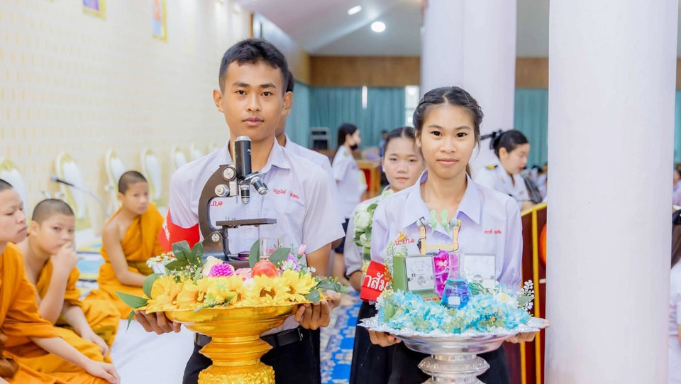 ฮือฮาวันไหว้ครู! เด็ก ม.5 สร้างพานกล้องจุลทรรศน์-เครื่องวัดไฟ ครูเห็นถึงกับอึ้ง