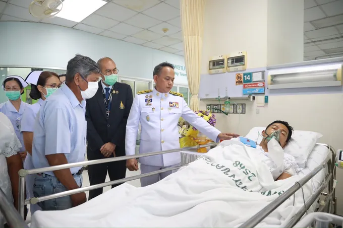 ผู้ว่าฯสงขลาเชิญดอกไม้และตะกร้าสิ่งของพระราชทานไปมอบแก่ ตร.สถานีตำรวจภูธรจะแนะ จ.นราธิวาส ที่ได้รับบาดเจ็บจากเหตุคนร้ายยิงอาวุธปืนใส่ 