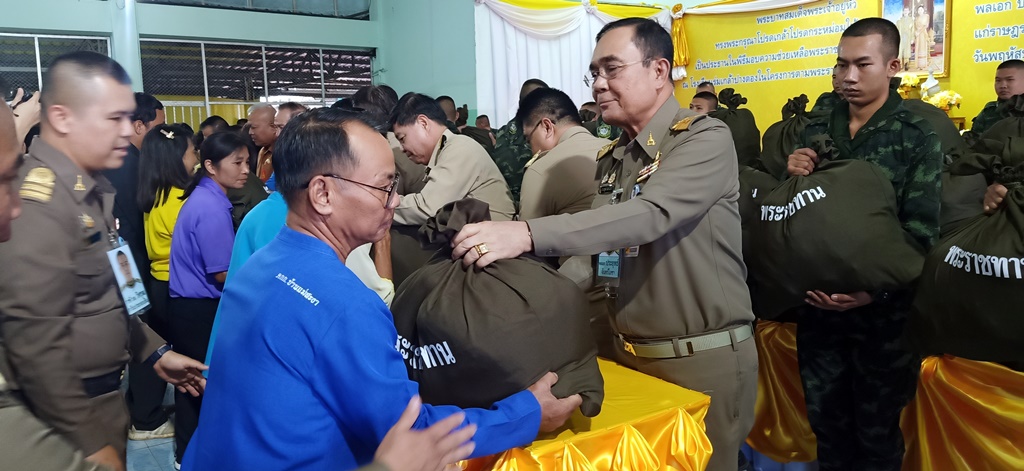 องคมนตรีมอบถุงพระราชทานให้แก่ราษฎรชาวเขาจังหวัดแม่ฮ่องสอน